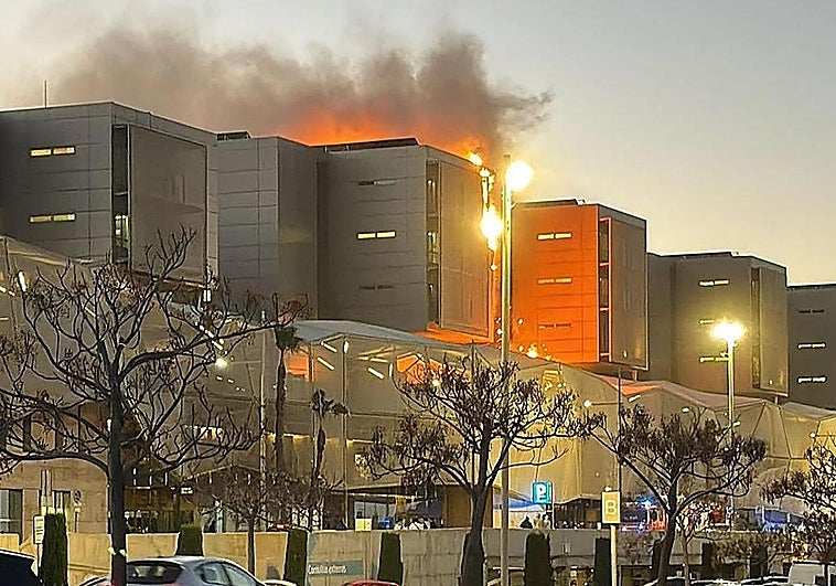 El incendio, este miércoles, en el hospital Santa Lucía de Cartagena.
