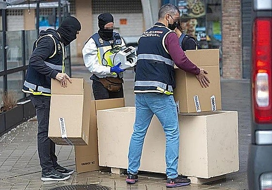 Agentes de la Policía Nacional durante el registro en el domicilio de un bloque en la Avenida de la Ilustración.