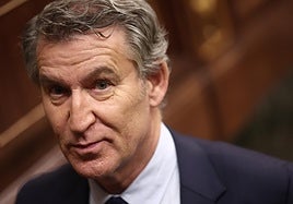 Feijoo abandona el hemiciclo tras la sesión de control.