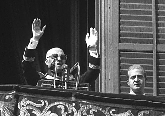 Francisco Franco, junto a un entonces joven Juan Carlos antes de ser coronado rey tras la muerte del dictador.