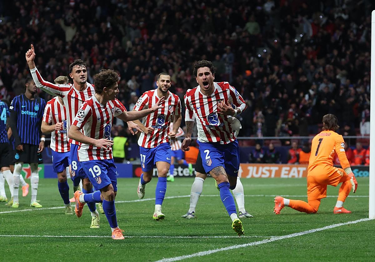 Atlético players celebrate Giménez's decisive goal.