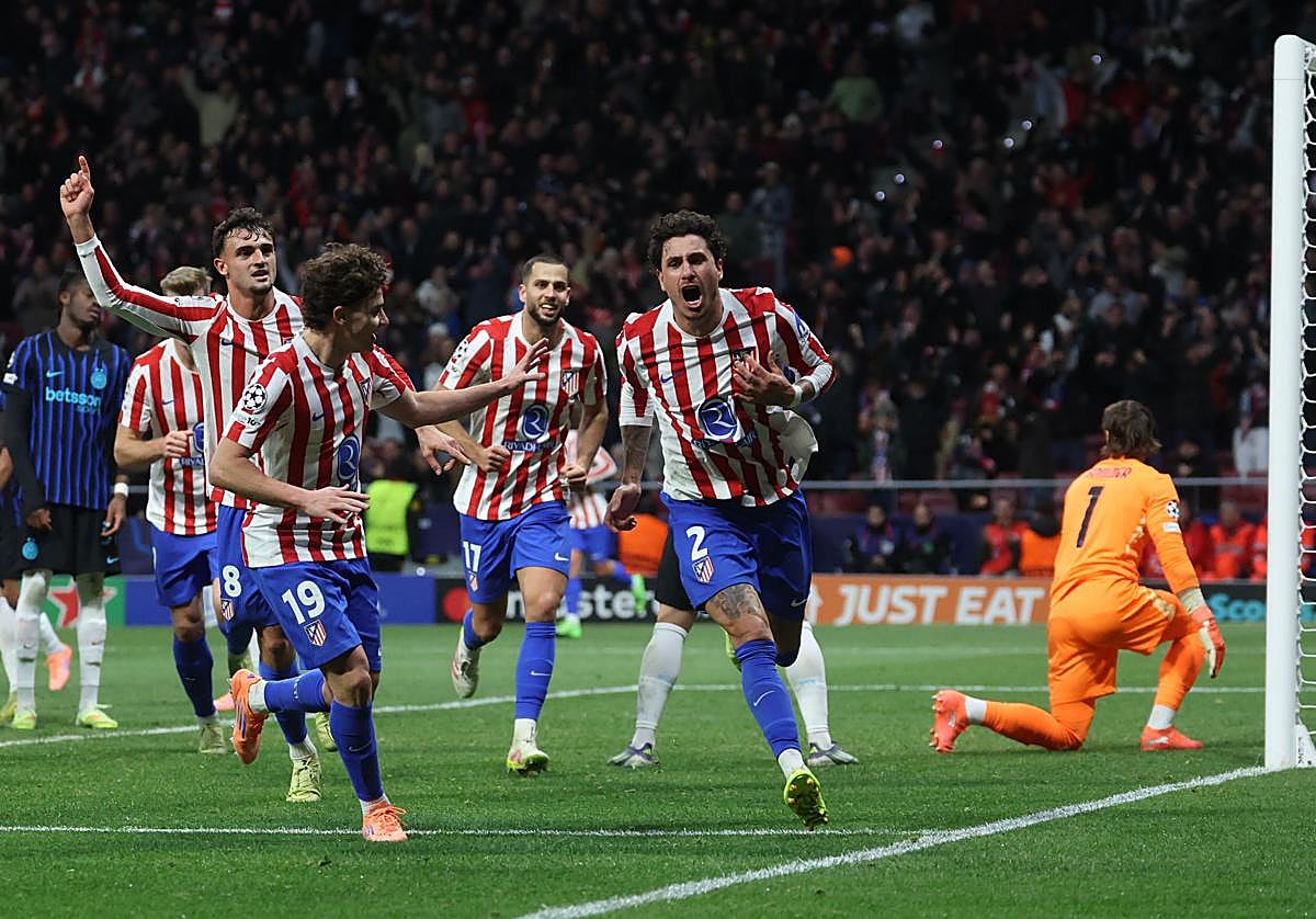 Los jugadores del Atlético celebran el decisivo gol de Giménez.