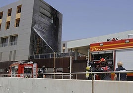 Los bomberos apagan el fuego en la fachada posterior del Santa Lucía, en agosto de 2015.