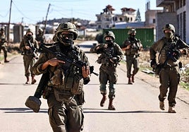 Soldados israelíes patrullan por las calles de la localidad cisjordana de Tubas.