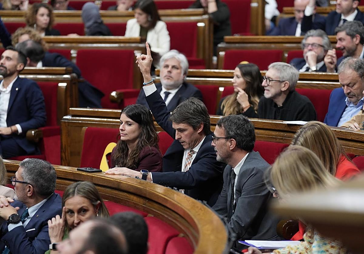 Los diputados de Junts, Mònica Sales (i) y Salvador Vergés (c), durante una sesión de control al Govern.