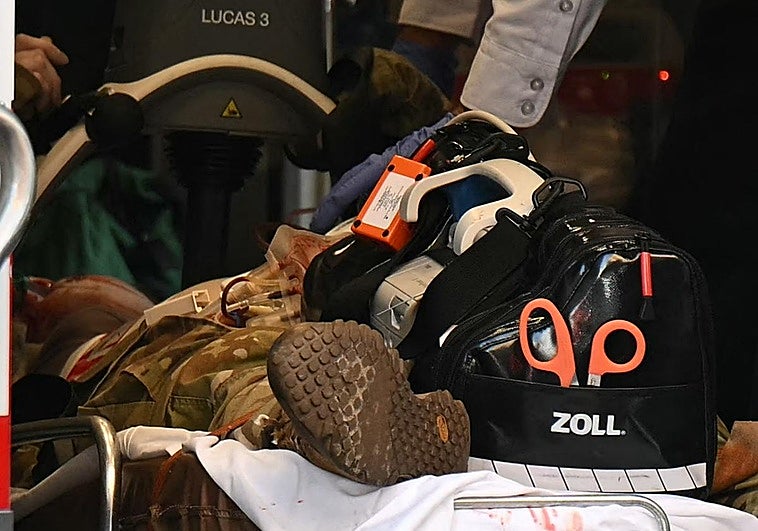 Sanitarios atienden a uno de los soldados heridos en el tiroteo.