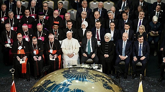 El Papa pide en Turquía líderes «que favorezcan el diálogo» ante la multiplicación de conflictos