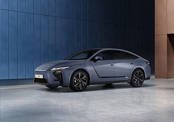 El sedán de Lexus apuesta por las líneas afiladas