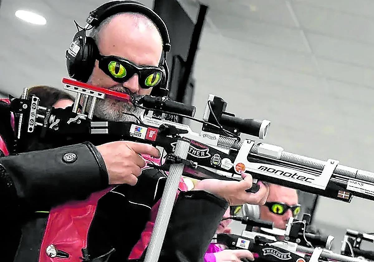 El deportista de Ondarroa, Ager Solabarrieta, en una de sus competiciones de tiro.