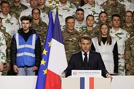 Macron presentó la 'mili' voluntaria en la base alpina de Varces.