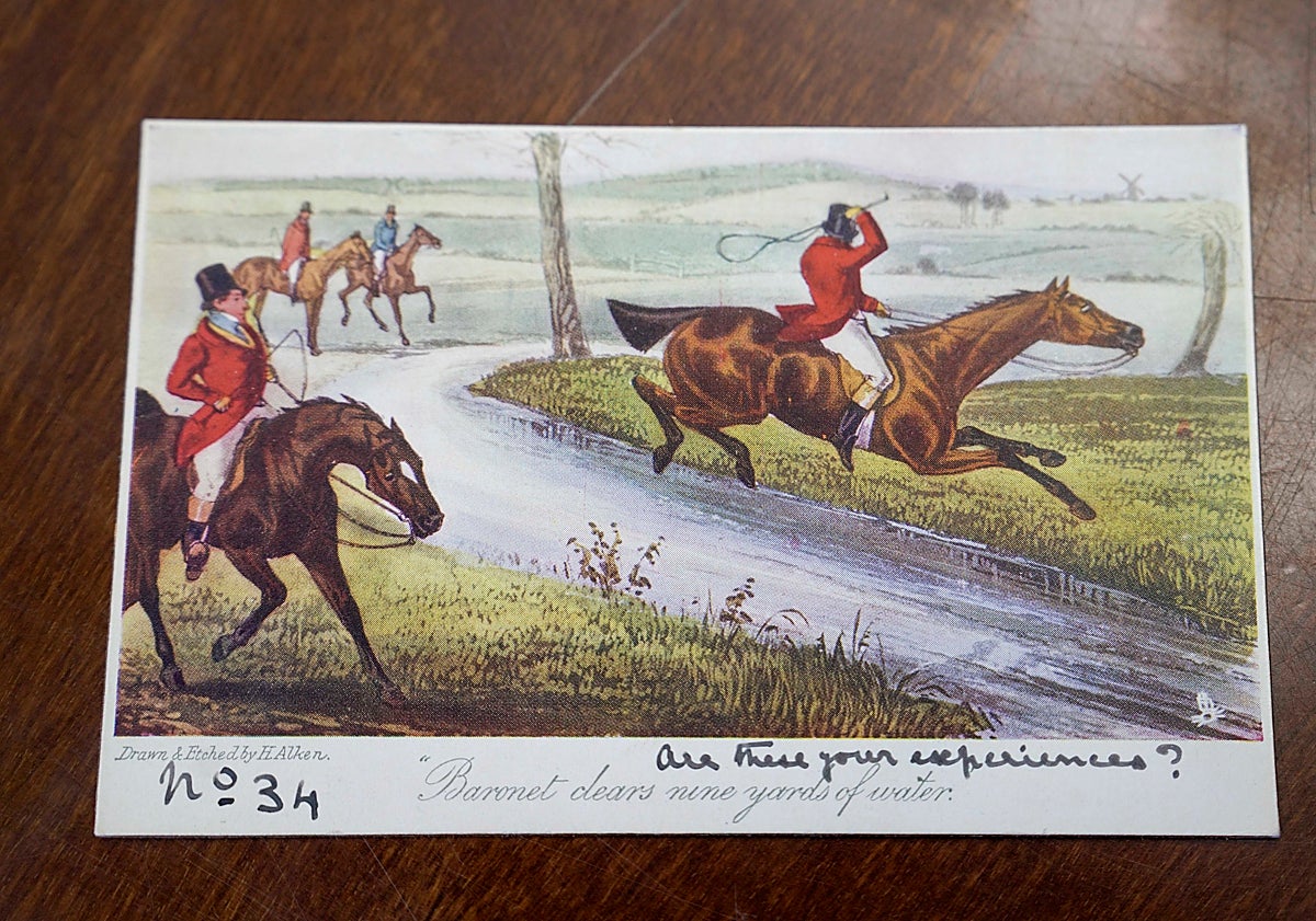 Imagen principal - Algunas de las postales enviadas por Ena; arriba una ilustración de una escena de caza, a la que la princesa era aficionada; en el medio, una foto de ella en un carruaje junto a su madre, la princesa Beatriz; sobre estas líneas, Osborn House, en la isla de Wight, donde Ena pasaba los veranos.