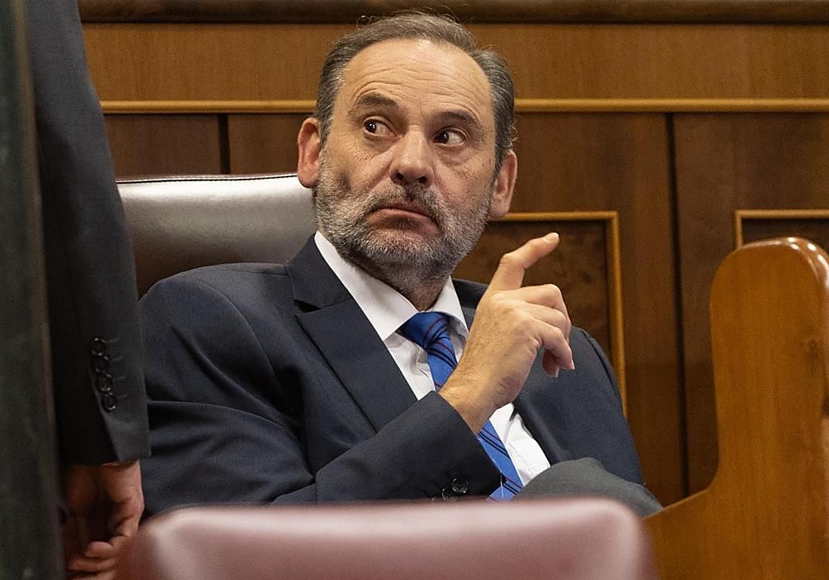 José Luis Ábalos en su escaño en el Congreso.