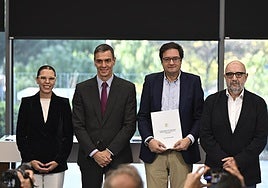 Pedro Sánchez y Óscar López, junto a los líderes de CSIF, Miguel Borra, y UGT Servicios Públicos, Isabel Araque.