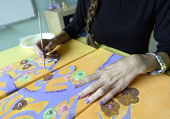 Una adolescente con trastorno alimentario participa en un taller de terapia.