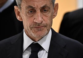 El expresidente francés Nicolas Sarkozy a su salida tras conocerse el veredicto en el juicio por la presunta financiación ilegal de su campaña presidencial de 2007.