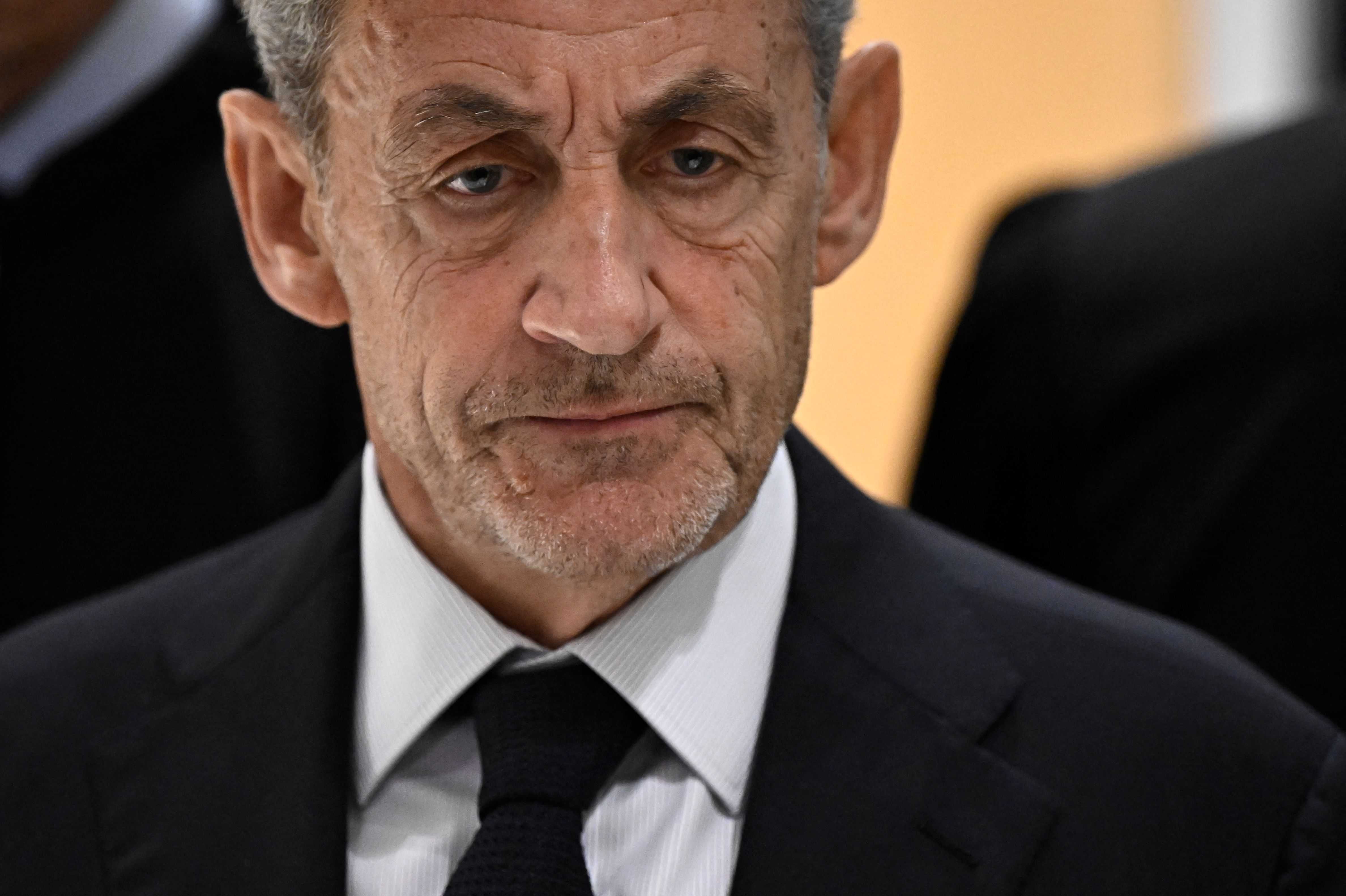 El expresidente francés Nicolas Sarkozy a su salida tras conocerse el veredicto en el juicio por la presunta financiación ilegal de su campaña presidencial de 2007.