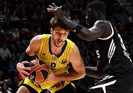 Roman Sorkin, del Maccabi, en acción ante Mouhamet Diouf, de la Virtus.