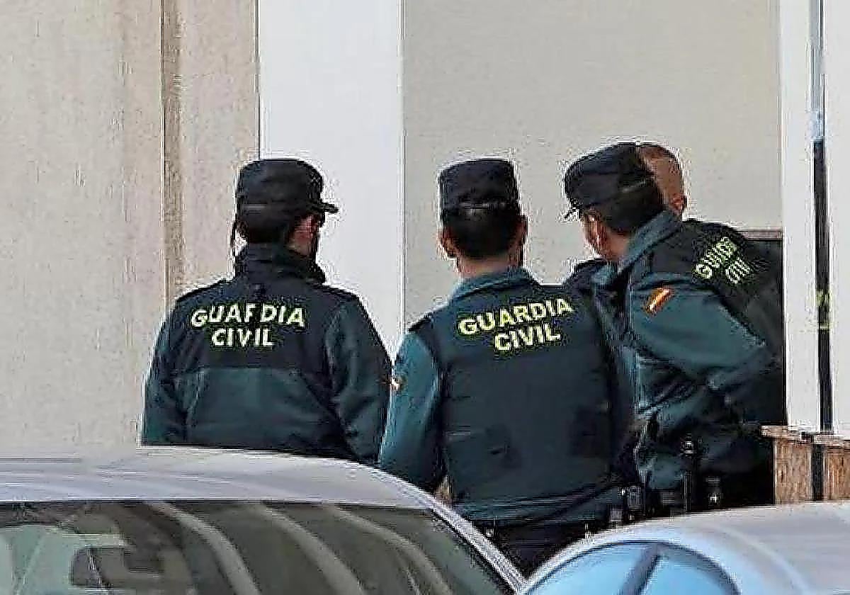 Agentes de la Guardia Civil en Yunquera.