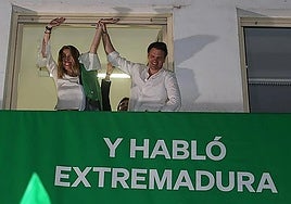 María Guardiola y Abel Bautista saludan desde el balcón de la sede del PP en Mérida tras los resultados de las elecciones de 2023