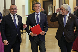 El presidente del PP, Alberto Núñez Feijóo,con el presidente de Foment del Treball, Josep Sánchez Llibre, y el del PPC, Alejandro Fernández