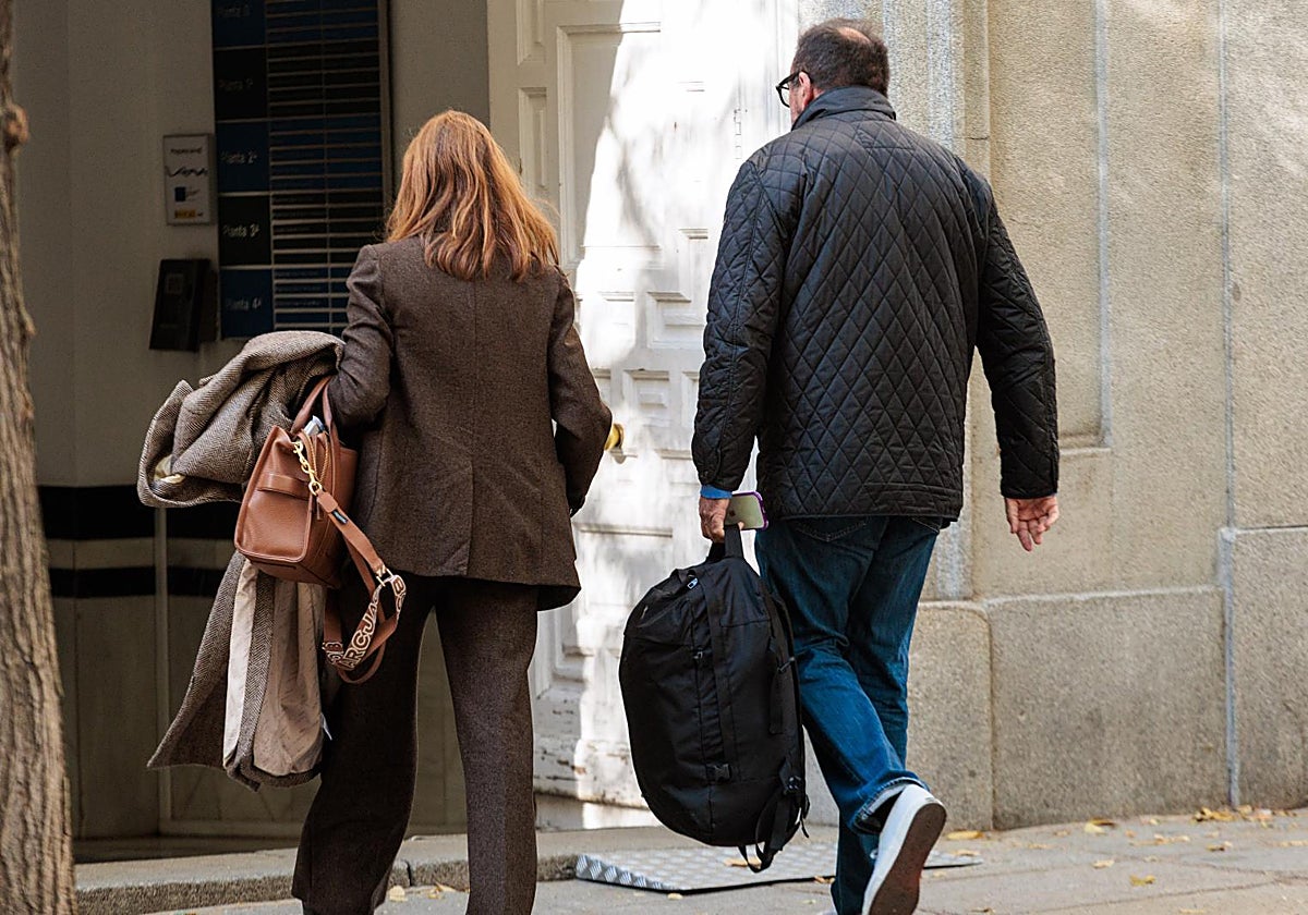 El exasesor Koldo García y su abogada Leticia de la Hoz a su llegada ayer al Tribunal Supremo.