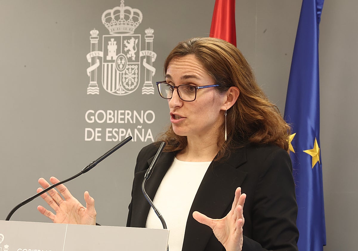 la ministra Mónica García, hoy, durante la rueda de prensa.