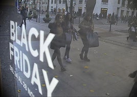Escaparate con rebajas durante el 'Black Friday'.