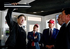 Donald Trump atiende las explicaciones de Elon Musk sobre la Starship, su cohete gigante.