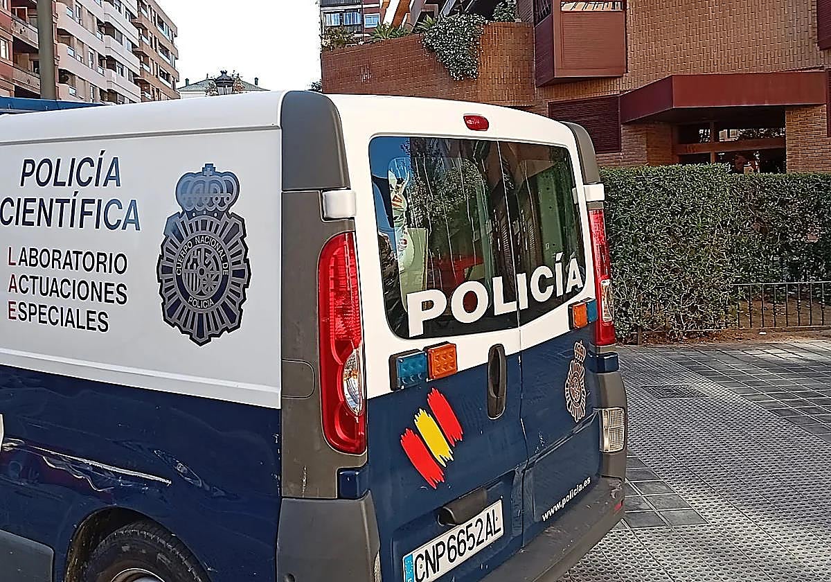 Un furgón de la Policía Científica junto al edificio donde reside el anestesista.