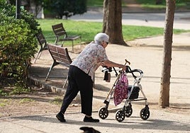 Una mujer jubilada en un parque de Madrid.