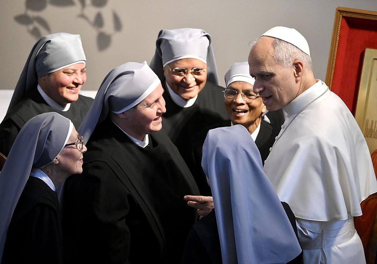 León XIV conversa con un grupo de monjas en su visita a Estambul.