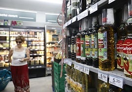 Lineal de aceite de distintas marcas en un supermercado de Madrid