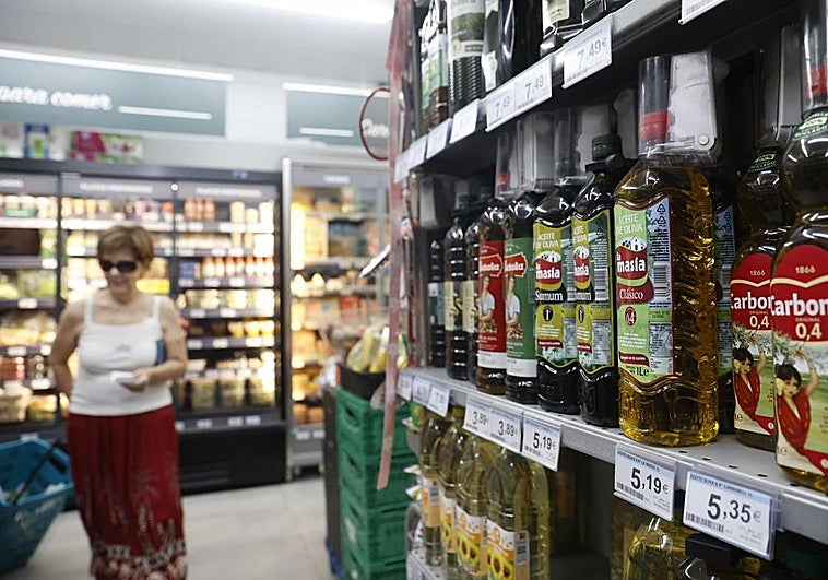 Lineal de aceite de distintas marcas en un supermercado de Madrid
