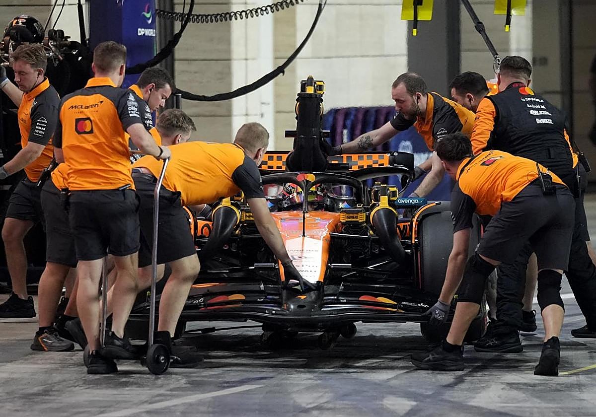 Mechanics work on Oscar Piastri's car.