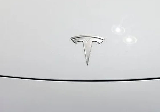 Un propietario de un Tesla muestra el estado de la batería de su coche