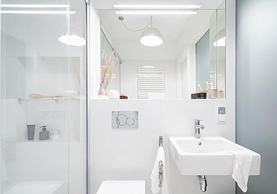 La regla del 2 y otros trucos para sacarle chispas a un baño pequeño (con todas las medidas)