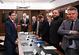 Delegaciones de EE UU y Ucrania antes de la reunión en Florida.