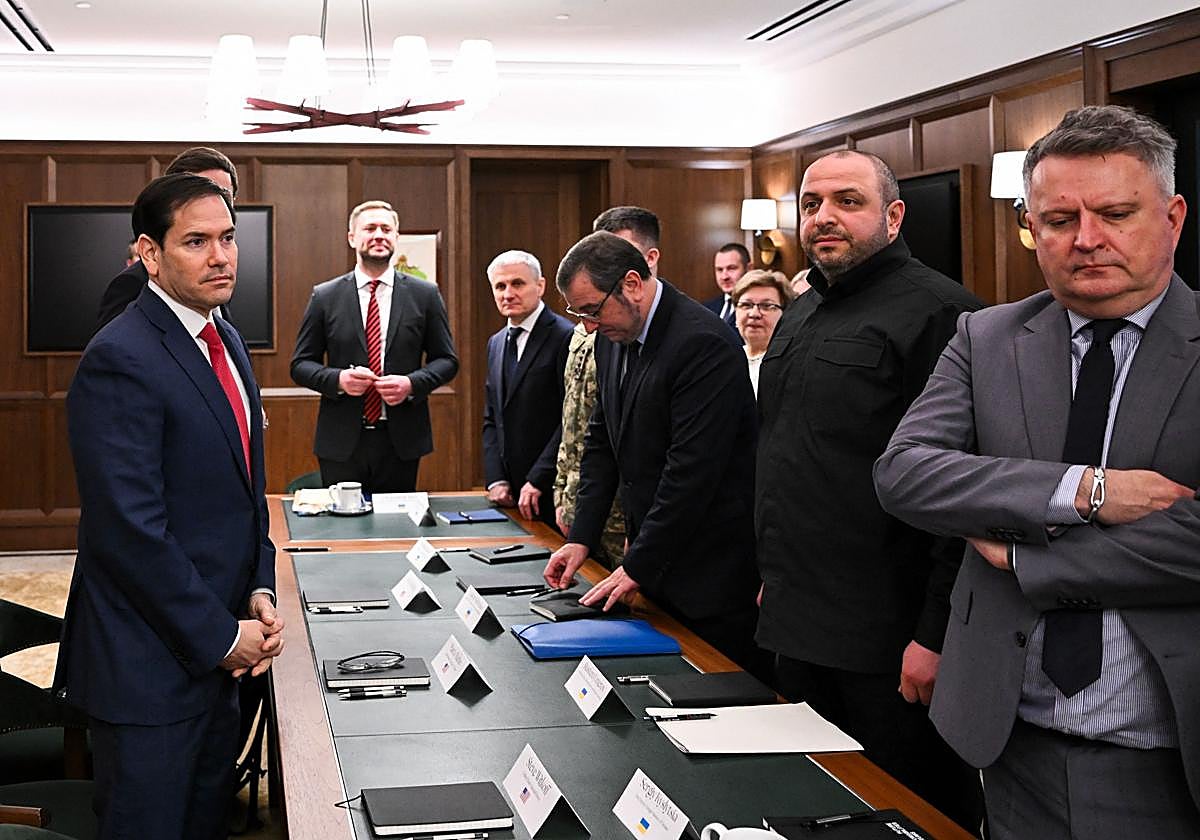 Delegaciones de EE UU y Ucrania antes de la reunión en Florida.