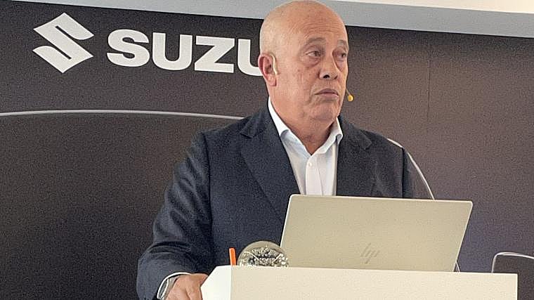 López Frade en el atril, junto a su «bola mágica» para dar cuenta de las previsiones para 2026