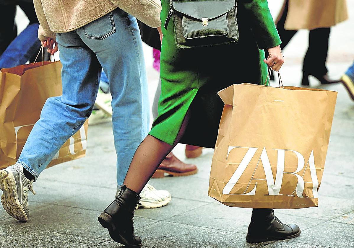 Millones de personas visitan a diario las tiendas de Zara en todo el mundo. En la imagen, entrada a uno de los locales abiertos en Madrid.