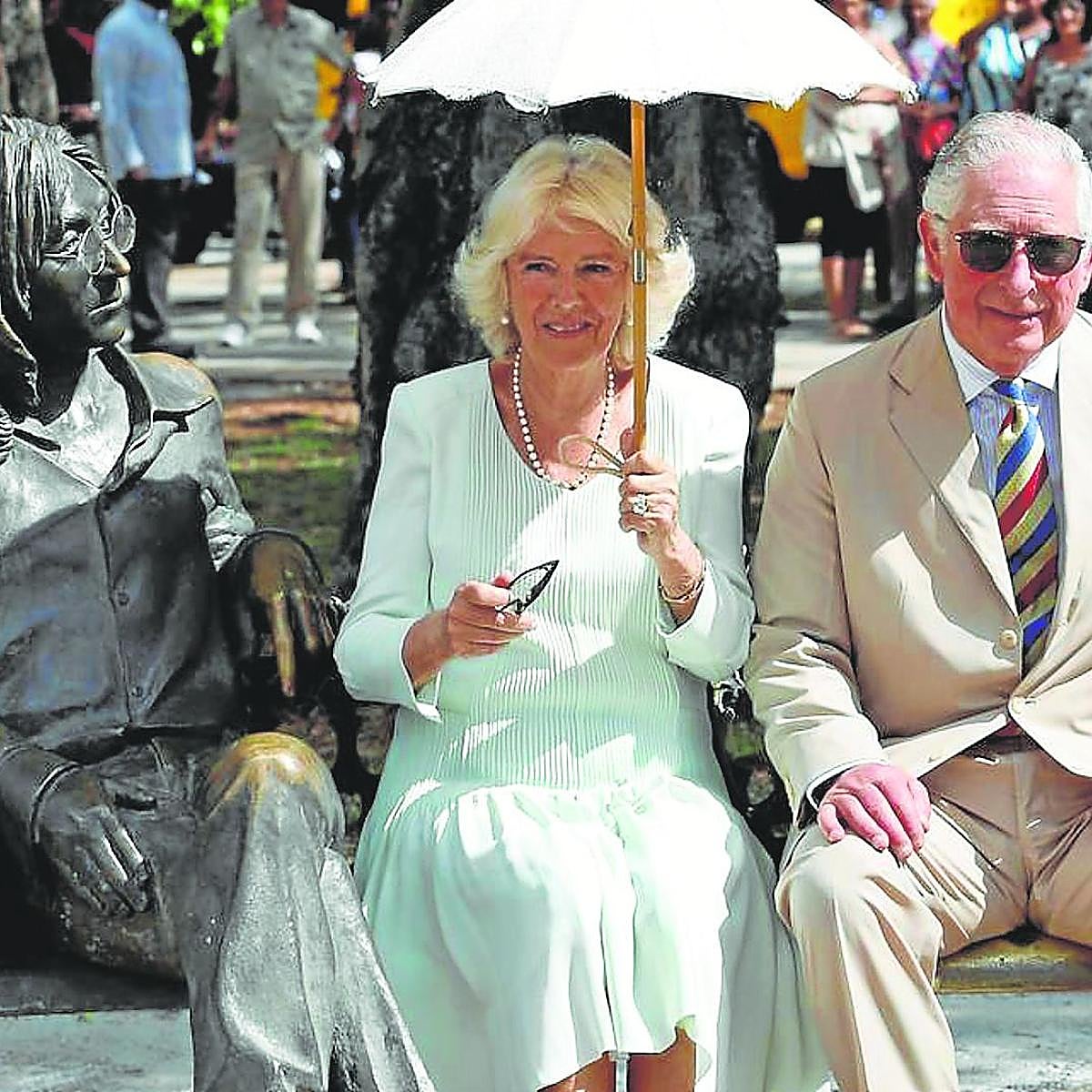 Carlos III y Camila posaron para los fotografos en 2019 sentados junto a la escultura de Lennon.