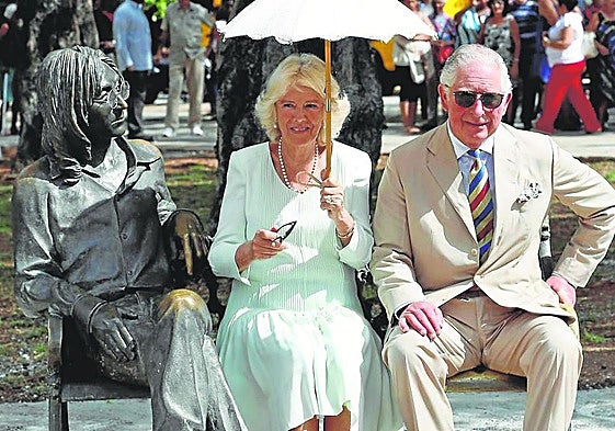 Carlos III y Camila posaron para los fotografos en 2019 sentados junto a la escultura de Lennon.
