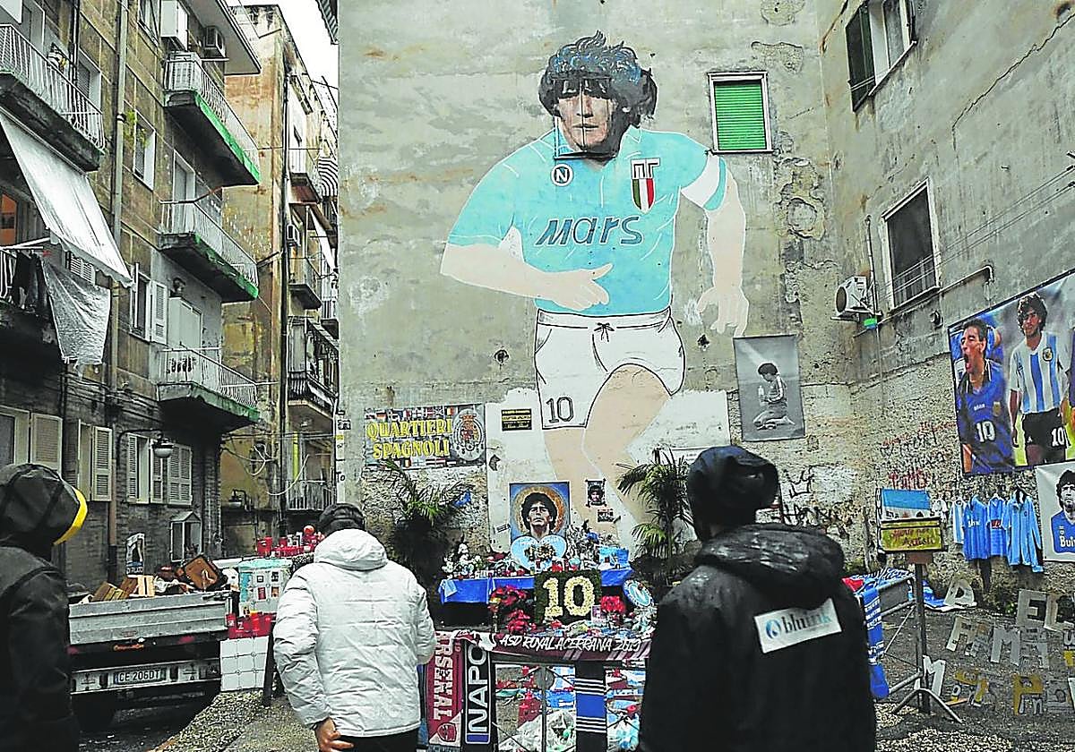 El grafitero argentino Francisco Bosoletti restauró en 207 el mural más famoso dedicado al 'Pibe de Oro'.