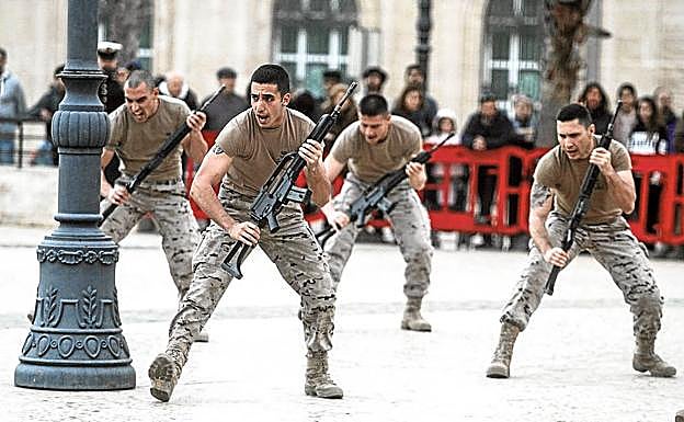 Una reciente exhibición de alumnos de Infantería de Marina y abajo, un momento del tallaje de reclutas en 1975.
