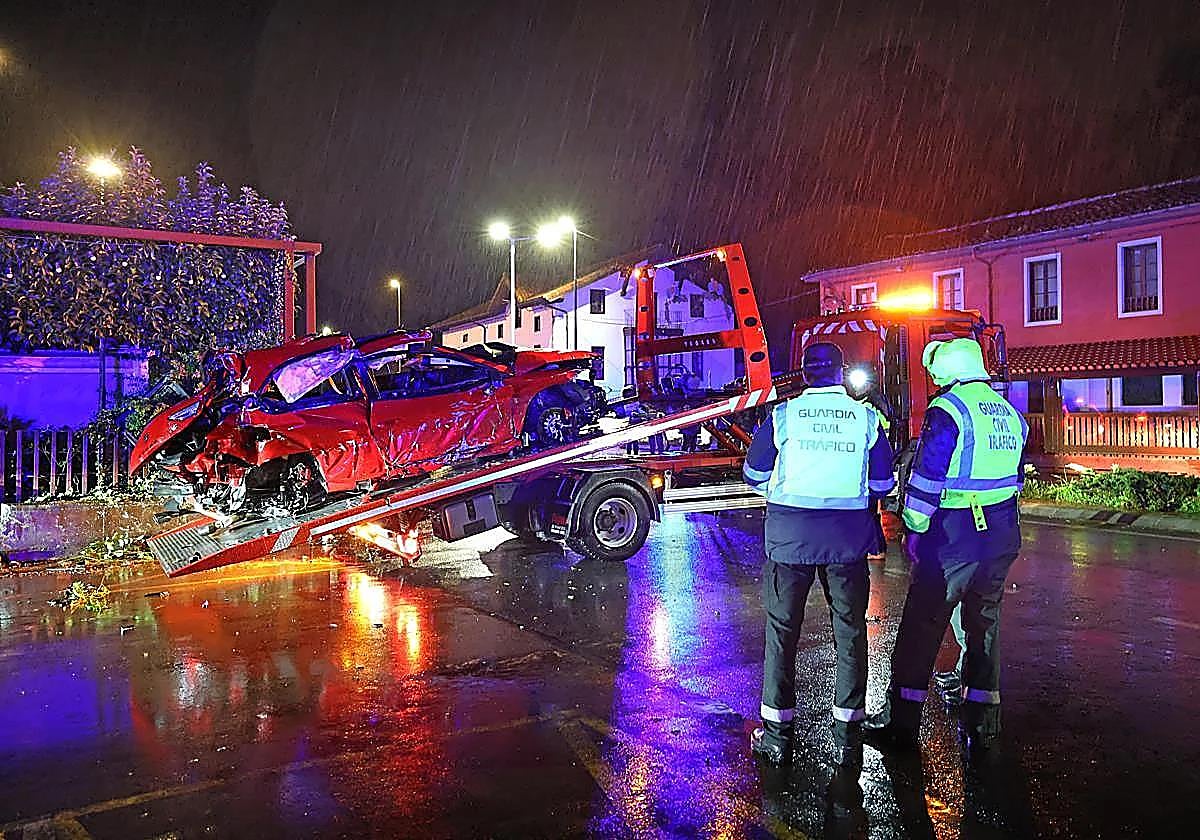Estado en el que quedó el coche en el que viajaban los tres amigos que perdieron la vida este domingo muy cerca de Cabezón de la Sal (Cantabria).