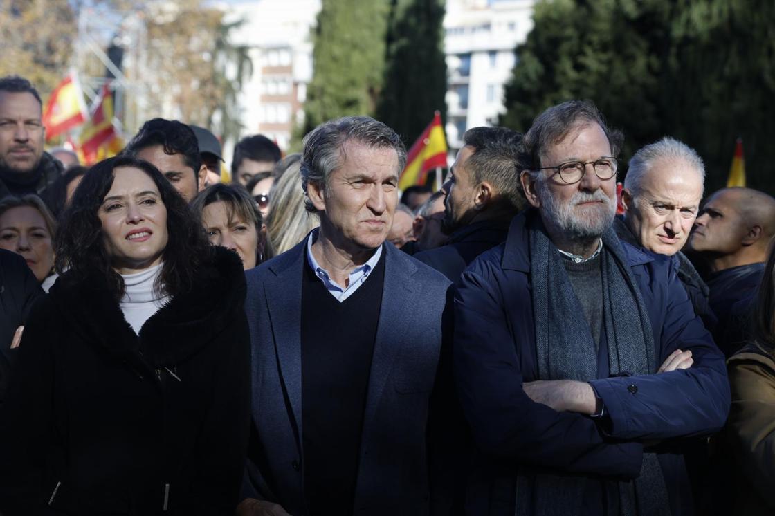 La presidenta de la Comunidad de Madrid, Isabel Diaz Ayuso; el líder del PP, Alberto Núñez-Feijóo; y el expresidente Marino Rajoy asisten a la concentración contra el Gobierno de Pedro Sánchez.