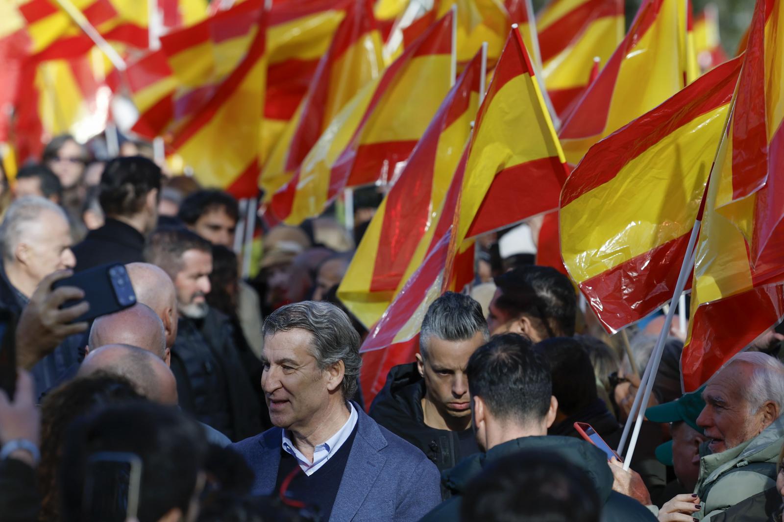 El líder del PP, Alberto Núñez Feijóo, ofrece un discurso durante la concentración.