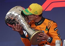 Lando Norris besa el trofeo de ganador del GP de Brasil.