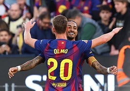 Dani Olmo y Raphinha celebran uno de los goles del Barça el sábado ante el Alavés.