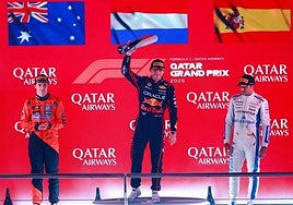 Max Verstappen, flanqueado en el podio por Oscar Piastri y Carlos Sainz.